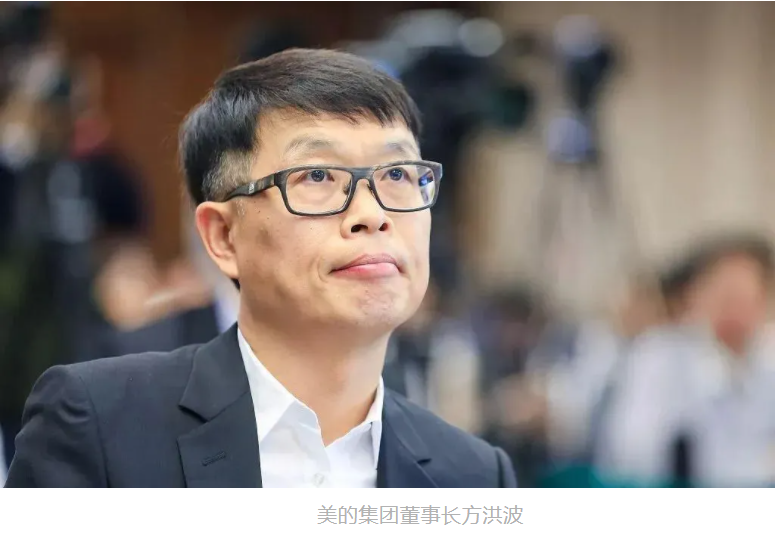 美的集团数字化历程与经验总结 美的集团过去近10年的数字化转型历程，是中国制造业企业转型升级的一个典型样本，也是中国制造走向中国智造的一个缩影。2020年美的集团确定的核心战略就是全面数字化和全面智能化，要把全部的产品用软件来定义，用内容增强用户的服务，来改变美的的交互方式。美的数字化涉及全价值链的合作伙伴、供应商、销售伙伴，都要用数字化支撑起来，用数据驱动业务运营。这是美的非常确定的战略，也是美的一直在做的事情。 一、美的数字化成果 1968年成立于中国广东的美的集团，是我国制造企业的一个典型代表。从最初的塑料生产到后来的家电生产商再到现在的拥有家电、机器人、智能供应链的科技集团，美的努力抓住了每个时间节点上的发展契机，一步一步在实现从中国制造到中国智造的转型之路上前行。  美的集团是中国最大的家电企业之一，常年在空调、冰箱、洗衣机领域名列前茅。然而，这样的标签让很多人对美的的全局认识有了偏差。事实上，美的已经成长为一家以数字化、智能化驱动的科技集团，拥有数字驱动的全价值链及柔性化智能制造能力。  被称为“白电双雄”的格力和美的，这对在过去20多年里你追我赶的老对手，不约而同地选择在8月30日这一天发布了2020年半年报。财报显示，受到疫情冲击，格力和美的的销售情况都有所下降。格力净利润为63.62亿元，同比下降53.73%；美的净利润为139.28亿元，同比下降仅为8.29%。 与老对手美的相比，格力在营收、利润、利率等方面都输了，差的还不是一点半点，而是将近一倍。更重要的是，格力电器空调品类营仅收为413.33亿元，远低于美的640.3亿元的营收。这意味着，一直自诩“空调老大”的格力，在空调营收上首次被美的超越，失去了保持了24年的江湖地位，“好空调，格力造”可能以后就要改成“原来生活可以更美的”。回顾过去半年，格力为了自救不可谓不拼命，努力进行了各种探索尝试：在疫情中改造生产线生产口罩、实名举报同行奥克斯、推广新零售模式“格力董明珠店”。就连说过“坚决不做直播带货，坚持走线下路线”的董明珠，也不惜自食其言亲自下场直播带货。但是，拼命自救的格力，仍然输给了美的，或者说输给了美的的数字化。 就在最新公布的2019年《财富》世界500强榜单中，美的集团排名再次上涨，并实现4连涨，位居第312位。这背后正是得益于美的集团在产业变革和企业转型的双拐点实现了“高速超车和换道”：立足家电，面向创新，不断突破。 从2012年到现在，美的的收入从1000多亿增长到2800亿左右，利润从33亿增长到240亿。现在的美的不仅拥有更细分的市场和更多创新的产品，它市场的周期也缩短到45%，成本也下降了85%，整体业务都在健康地成长。 二、美的数字化转型的历史背景 1、行业变局 美的作为一家传统的硬件制造企业，其过去的市场增长就主要依靠于家电的规模效应和廉价的劳动力，然而美的的董事长及CEO方洪波很早就意识到这样的红利已经越来越弱。一方面，在消费升级的大背景下，消费者需要更加智能化的家电；另一方面，中国劳动力已经不再低廉，传统的供应链和资源链接很难再为品牌提供有效的保障。 2011年，家电市场销售十分火爆。从年初开始，市场订单如雪片飞来，应接不暇；等待拉货的车辆首尾相连，昼夜不息；工人过年不放假，必须加班加点。美的董事长方洪波说：“当时简直想把街上过路的人都拉过来干活”。 然而，在红红火火的盛世景象之下，美的头上却一直盘旋着一个挥之不去的阴影。虽然美的经营收入保持高速增长，但盈利水平却不容乐观。作为美的集团中的优质资产，美的电器的销售毛利率逐年下滑、扣非净利润率一直在不到4%的低水平下徘徊。2009~2011年间甚至出现了增收不增利的局面。 方洪波清醒的看到了这一点，察觉到了潜伏在企业内部的危机。2011年，在市场行情 仍旧良好时，方洪波决定转型。他认为市场最疯狂的时候，一定也是变局的前夜。为了从根本上实现美的的可持续发展，方洪波提出了改变旧的发展模式，进行企业转型升级的思路。方洪波认为，只有尽早进行企业的转型升级，排除发展隐患，才是解决问题的根本。 在数字经济不断发展的今天，传统的靠规模、靠人工、靠线下销售渠道的方式已经马力不足，面对来自消费测和供应链侧的双重压力，传统企业更需要基于传统行业的根基和对传统行业的理解，去不断寻求适合自己的数字化方法，驱动自身，迎头赶上。传统家电行业靠库存拼销售，与经销商、供应商博弈价格差的时代已是过去式。现在是线上线下拼效率，讲究满足用户需求的时代。外部市场、环境等不确定性因素交错，不顺应时代做出改变，便无法生存。 2、市场竞争情况 在市场竞争方面，格力和海尔仍然是美的目前的主要对手。通过观察行业内这三家代表企业美的、格力、海尔近几年的转型实践，能够发现他们在转型思路以及具体路径上的重大差别。 在国际化布局方面，海尔2016年打败美的、伊莱克斯以55.8亿美元斩获GE家电，拥有了GE家电全球物流分销资源和美国市场的零售网络。尽管海尔很早就作为中国企业“出海”代表在美国设厂，但是品牌影响力一直不及美国本土品牌。这一收购不仅使海尔获取了约20%的美国市场份额，同时获得了美国本土市场上的知名品牌。至此，海尔拥有了6大品牌，从高端的GE家电、卡萨帝到中端的海尔再到面对年轻用户的统帅，覆盖全球160个国家、108个制造工厂(海外54个)、10个研发中心，进一步铺开了国际化发展的范围。 商业模式方面，海尔侧重于利用互联网模式搭建企业内部的创新创业平台。张瑞敏的理念是围绕用户进行全流程价值链的重塑，促使海尔从“制造家电产品的传统企业”转型为“面向全社会创客孵化的平台”，利用互联网的方式为终端用户提供智慧家居解决方案。围绕着用户需求，海尔试图运用互联网连接、聚合、交互的商业模式来改造自身的管理架构、生产流程与供应链上下游。海尔的互联工厂C2M模式，强调大规模定制下的用户体验与连接，从产品的创意研发到生产物流，全程用户可视可交互。海尔的在线众创社区众创汇，鼓励用户自主创造个性化需求。而CosmoPlat平台，通过互联网连接更多创客、技术与资源供应商，服务于海尔的大规模定制模式。 相比之下，格力则更加倾向于通过自主研发掌握核心技术，在国际化及并购方面并没有太多的动作。格力主要围绕着机器人和精密机床两大方向进行自主研发，希望从单纯的家电制造行业向新能源行业及装备制造产业拓展。机器人方面格力目前已经完成了从核心零部件到机器人本体再到下游集成应用的整个研发过程。从2013年开始，格力自主研发的工业机器人等智能装备实现小规模外销。截止2016年底，外销设备产值超过了10亿元人民币。除了机器人，格力也在数控机床方面进行了大量的研发投入。董明珠的期望是未来格力可以在智能制造装备上闯出一片市场。董明珠表示，“所有的机器人，支撑运作的核心技术都是格力自己研发的，格力将会坚持走自主创新的道路。” 与格力和海尔相比，美的转型升级的手段显得更加灵活与多样化。首先，美的并不过分拘泥于自主研发核心技术。在机会出现的时候，美的会毫不犹豫地展开与外部公司的合作甚至是直接并购。以在机器人产业的布局为例，美的围绕着机器人产业链进行了多次收购和合作。美的收购了国内的机器人公司埃夫特，并与日本安川共同设立了合资公司。2017年，美的又收购了世界领先的机器人企业库卡，这标志着美的在智能制造方面的战略布局到了一个新的阶段。 在企业自身能力的提升上，美的的思路也有独到之处。到目前为止美的的企业转型不仅仅是以技术驱动，强调科技创新，“企业总体效率”的提升也是转型的核心。以效率和成本为出发点，优化、整合企业内外部资源，最终实现提升在企业综合成本降低前提下市场竞争力及用户满意度的提升。 3、业务痛点 对于比较传统的家电制造或家电企业，行业内的很多企业都一样，同样面临来自环境、市场等各方面的变化，不确定性因素非常多。现在所有的一切都发生翻天覆地的变化。 原来家电的形态跟现在或未来美的想要的家电形态已经完全不一样了，销售方式也完全不一样，跟用户打交道的方式也发生变化。美的现在面临的环境已经跟原来的环境完全不一样。因此美的必须变革，才能生存下去，才能够发展得更好。 产品本身的智能化越来越普遍了，大家不仅要用到硬件的功能，很多用户交互、连接、内容及服务都用数字化手段附加上去。家电之外，汽车等其他行业也正在发生巨大的变化。如果美的还保守原来的产品形态，可能用户明年就不喜欢了，就不买产品了。所以美的必须跟上，做好产品的数字化。 对于营销、供应链各个方面，现在线上变得越来越快，线下也对效率要求越来越高，用户的需求，市场的需求每天都在变，所以美的要紧贴市场需求，面对不确定性给体系带来的巨大挑战，美的必须要用数字化手段才能够应对。 4、业务转型背景 2011年下半年，方洪波下定决心引导美的开始了从规模向效率的转型。这次转型被方洪波称为“壮士断腕：从2011年到2016年的五年时间里，美的关停了10多个生产基地，砍掉多个利润率低的产品，员工数量从近20万缩减到10万以内。 转型给美的经营业绩带来了巨大的冲击，2012年美的集团总体营收相比2011年大幅下滑了300亿元人民币。然而在短暂的阵痛之后，美的开始逐渐收获转型升级的成果。从2013年起，美的集团营收和利润恢复了稳定增长，并经受住了2015年家电行业整体萧条的冲击。 美的首先在旗下的小天鹅推动了T+3模式，将传统的产销转为直接汇总零售商的订单，多批次小批量的柔性生产模式，共分为四个步骤：搜集客户订单，交付工厂（T）；工厂采购原料（T+1）；生产（T+2）；发货上门（T+3）。  T+3实施后，小天鹅的供货周期从原来的23天压缩到12天，减少了库存积压现象，提升了周转率，使美的能够在更短的时间内以更低的成本生产更多的洗衣机。凭借着数字化的T+3模式，小天鹅在2015年营收131.3亿元，打败了当时的洗衣机巨头海尔。美的尝到了数字化的的甜头，很快又将T+3模式用在空调领域，剑指格力。 在数字化的加持下，它的新产品市场周期缩短45%，成本下降85%，现金流从过去的30天缩短为6天，收入从2012年的1000多亿增长为2800亿左右，但利润从33亿飙升至240亿，市值也成长了10倍。 而曾经凭借强大的线下渠道分销风光无两的格力，如今反倒被庞大的线下体系拖累，传统的组织架构又难以应对互联网时代的重重挑战。虽然格力一直努力自救，但积重难返，一时无法看到什么成效。此消彼长，数字化这一仗，美的赢得漂亮，格力输得不亏。 5、美的下决心转型的原因 美的过去成功的打法，在新时代已经不太能够满足消费者的需求。产品必须更具差异化，技术含量更高，所以当时提出产品领先，产品更智能化的想法。很多来自智能家居及其他行业新兴的竞争对手，很多行业的趋势都是用软件定义硬件，靠服务和内容做差异化。美的也要从硬变成软。 中国廉价劳动力的时代已经过去了，企业要以效率驱动，因此需要更加智能的制造过程。随着订单的碎片化，如何实现柔性生产制造是一方面。 三、美的数字化转型方向 从2011年起，美的核心发展思路从规模导向转变为追求增长质量。美的转型升级围绕着“产品领先、效率驱动、全球经营”三大战略主轴展开。在这一转型战略引导下，美的明确了“聚焦产业、做好产品、确保规模、改善盈利”四大核心工作。在加强产品研发、提升核心技术能力的基础上提升产品力及公司整体管控水平，推进“一个标准、一个体系、一个美的”的流程优化及制度建设，从而最终提高企业精细化管理水平与运营效率。  1、效率驱动 为了实现效率驱动的落地，美的在“自动化”和“IT系统”建设两个方面做了大量的工作。 自动化方面，美的通过应用机器人技术、智能设备等手段对原有生产线进行升级改造。通过提升效率，美的不但将员工总量从2011年的将近20万降低到2017年的不到10万人。同时在不新增生产线的情况下实现了产量提升。以空调业务为例，美的累计投入超过10亿元用于空调产品生产线的自动化改造。到2016年1月已达到机器人数量562台、平均自动化率16.9%，高于行业7%的平均自动化率。相应的，美的空调用工总数从2011年的峰值5万降至2015年的2.8万人，2018年继续减少到不足2万人。机器人数量则在2018年提升至约1500台，自动化率超过50%。 IT系统辅助运营能力提升的一个典型例子就是美的“T+3”项目的实施。美的“T+3”项目的目的是将“用户订单接收、原料备货、工厂生产、发货销售”四个周期（T）打通，通过优化制造流程、升级制造设备和工艺、产供销联动逐步压缩供货时间，从而将每个周期压缩至3天甚至更短的时间。 T+3与传统模式相比，供货周期的缩短尚在其次，最大的不同在于T+3模式是由客户 订单驱动。“T+3”模式下的价值链由接收用户订单、原料备货、工厂生产、发货销售依次递进。通过在终端所呈现出来的用户需求信息来指引上端供应商、工厂生产、流通资源分配，减少货物流转等中间环节，从而将原来的备货式生产转变为订单式生产。 2、产品领先 以产品为核心，将产品领先放在首位是美的转型的另一个重要特点。产品领先就是要为用户提供更好的产品和服务。 美的首先砍掉了许多利润率低的产品，与此同时加强新产品的研发力度。为了做好产 品研发，美的逐步建立起四级研发体系，在全球范围内布局了11个研发中心，分布在美国日本、德国、意大利、新加坡等国家，从组织到制度保证了对产品研发持续性、高强度的投入。2016年底，美的又投资30亿在顺德建立了全球创新中心，创新中心的中央研究院70%以上是具备硕博学历的科研人员，25%曾有海外经历。整个创新中心内有超过4000名研发技术人员，能够同时进行近千项研究。 3、全球经营 在内涵式发展的同时，美的也没有放弃外延式扩张的机会。美的多次利用资本的力量进行产业链纵向整合和横向并购，从而达到获取核心技术、扩张产品品类或打通市场渠道的目的。  仅2016年一年，美的就发起了三项跨国并购，总金额超过300亿元人民币：分别是东芝白电80.1%的股权，意大利中央空调品牌Clivet80%的股权以及库卡94.55%的股权收购。 四、美的数字化核心路径 美的市值10倍的成长背后，正是它10年的数字化转型之路。从最开始的打基础，到从制造和供应链切入，再拉到终端用户产品和生产基地，最后到代理商、渠道、库存等的不断延伸，美的通过数字化科技升级来延伸了企业数字化的广度。 2010年，方洪波在发现问题后，正式提出了基于数字化转型的全新战略——产品领先、效率驱动、全球经营，并以此开始了漫长的产品智能化与价值链数字化的探索。  1、数字化1.0时代 2012年至2015年，在数字化1.0时代，美的开始建立基础。 在2012年之前，美的已经是一个高度分权的组织，每一个事业部自成一体，以致于所有的信息系统高度离散化，缺乏一致性。所有信息都是孤岛，不能集成，更不可能自动分享。这是当时美的面临的困境，美的面临很多挑战，就是流程不统一，管理方式不统一，数据不统一。对于家电领域来说，光IT系统就有100多套，大家也不统一，就没法组成一个集团，没法统一往前跑。 2012年实际上的契机是美的集团上市，由原来较为分散的二级产业集团统一为一个集团，也带来新的挑战，就是美的怎样像一个集团一样统一运营。于是美的做了一个重大选择，将已经建立多年并稳定运行的信息系统推倒重来。为打破孤立、分散困境，美的拉开数字化转型的序幕，定下“一个美的、一个系统、一个标准”变革决心。 基于这个战略，美的重构了所有的流程、IT系统，统一数据的标准，这是美的数字化转型的基础。这个工作到2015年上半年才全部完成。 为了数字化，美的将产品开发、订单交付等众多的业务流程全部标准化，同时把供应商与客户标准化，他们甚至不惜将ERP等系统推到重做，来将数据系统打通。 2、“互联网+”时代 到了2015年，开始大谈互联网+要颠覆传统行业。美的进行了公司里面的大讨论，当时定的战略，要做“双智”的战略：智能产品，智能制造。美的就用这两个方向，把美的所说的“加互联网能力”用数字化转型赋予到美的内部。比如建了智能制造的工厂，建了大数据平台，把所有系统移动化。 3、数字化2.0时代 到了2016年以后，美的业务发生了一个重大的变革，从以前层层分销的模式，以产定销的模式变成以销定产。从原来的大订单供应模式，变成了碎片化的订单模式。面对不确定性，对交付的柔性与效率提出了很大的要求。那时候美的做了数字化2.0的转变，支撑业务的转型。到了2016年，从数字化2.0阶段开始，美的开始应用数字化配合公司进行业务的转型，对其制造和供应链进行数字化的升级改造。 过往的制造业最大问题是，生产整个过程里面从物料进来生产过程到出货的过程里面，库存是非常高的，带来效率很低。所以美的希望做以销定产——客户下的订单，它马上才做生产。这个过程里面，就需要订单交付时间必须要更快。 另一方面，美的也希望C2M的定制化更加柔性地来做生产管理，同时及时地把生产计划和重要的供应商以及库存关联起来。达到生产线做完，马上就送到客户的状态，从而减少整个的库存的问题，提高效率。 同时美的也做了一个事情，用IT的术语来讲，就是由结果管理型的系统，变成了过程支撑型的系统。因为只有过程支持型才能够把数据的效益给它放出来，用数据来驱动运营。 4、工业互联网时代 2018年开始，随着物联网技术的成熟，美的开始着手让单机版的家电变成联网的。通过美居APP，让空调、冰箱等产品可以被消费者集中控制，并能够场景化的应用，同时采集数据，了解消费者的行为，从而更加精准地开发产品，为客户提供更好的服务。 5、全面数字化和智能化 2019年至2020年，完成了工业互联网、全面数字化、全面智能化，产品的智能化功能也在这个阶段完成。 美的为经销商提供一个共同的平台，作为了其数字化最后一段路的重点。美的以平台的方式，将返点政策和订单库存都透明化，从而推动经销商更好服务，同时让他们能够在销售中，迅速地采取必要的调整和决策。 五、数字化对美的的价值 美的最初认为数字化只是IT技术，但随着数字化与企业发展的深化，美的在其中尝到甜头，并愿意为了尝到更大的甜头，做出更多的投入，对它的认知也逐渐深入。如今，美的觉得数字化不再是一种技术，它牵涉到企业方方面面，整个全价值链。但是整个变革不确定性太多、变化太快，因此重点是把提升确定性的能力提升，用数字化转型来构建。 1、改变了人员工作方式 数字化极大改变了美的的所有员工，包括合作伙伴、上游下游相关者以及与美的相关的人员，能够采用符合时代趋势的工作方式。用户在手机上动手指就可以完成安装程序，供应商在手机上也可以完成所有的交易、供货等等，很多流程都发生了变化。 2、提升了企业的运作效率 数字化极大改变了企业的运作效率。效率的提升直接改善现金周期，提高周转效率，加快市场反应速度，缩短产品开发周期，提高盈利能力。数字化改善了美的做生意的方法，或者称为业务方法。通俗而言，做生意就是如何生产、开发产品，并将产品卖给零售商、用户。这些过程变得更加扁平、快速。 4、优化了产品研发流程 目前美的已经有6000多万的用户跟数据平台上产生交互，包括美的家居的平台、云平台。美的有几千万的设备在用户家里，每一天都跟美的上报数据。 美的把数据收集回来后，有专门的一个模块，一个产品叫做大数据企划。他们就可以看到大量用户使用过程的数据。他们对售后服务的反馈，在网上采集回来的用户评论，根据这些与产品本身功能相关的、上报回来的脱敏数据，定义美的需要做什么产品，或者确定趋势会是什么样的。通过这些，企划命中率提升很多。 美的产品这几年的研发改变是很大的，刚才讲了企划的改变，现在内部也在大力推行的平台化、标准化的改变。但最根本的一个改变就是，家电行业已经不再是硬件研发驱动的思路了。现在研发大家想到的都是用户使用的场景，基于用户场景驱动研发，比如空调在用户的客厅，用户是怎么使用的？不同时间段，不同人群，不同空间，空调怎样用才能用得更好？比如美的推出的Air空间站，这个产品是AI技术，数字化技术跟硬件相结合的典范，能够根据用户的习惯、环境或者用户预设，把温度、湿度、新风度、空气过滤整个集成起来，统一调节用户的空气环境。美的还对一些厨房产品，做了大量的内容工作，菜谱加设备的联动。美的的菜谱跟别人的菜谱也不大一样，区别在于菜谱融入了烹饪曲线、营养健康曲线，能够一键跟设备互动，用户直接就能够享受到结果。 5、智能化传统制造模式 （1）智能制造有效提升人效 像南沙这样的工厂，美的建了6个，现在还有三十几个工厂在推广。南沙工程原来设计的产能是每个月30万套（空调）。2020年南沙已经做到了每个月90多万套。工人数量还下降了，从3000多人下降到了2000多人。 （2）优化了订单排产系统 前端订单的碎片化，对后端的压力是非常大的，供应链能不能跟得上，计划人员能不能跟得上？美的按照原来的计划模式，靠系统加人工经验来算，已经解决不了这个问题。所以美的数字化团队重写了整个的高级排程的系统（APS），这个系统能够把订单集约化，然后进行十几层的一次性排查。排程排出来的整个的协作，跑到美的供应链的云端去协作。 （3）数据化提升柔性生产能力 柔性生产方面，美的有大量的工艺参数，用大数据平台管理起来，用MES（制造执行系统）加SCADA（智能监测系统）平台跟机台连起来。这种柔性的效果在于，一台也好，100台也好，机台、产线都能够灵活应对。因为有系统的指引，系统的自动防错，工人也不会说做错、装错。美的也大量采用了AI的一些技术去做质检，做工艺的判断。 最核心的是美的建立了南沙工厂的数据孪生能力，所有过程的数据都已经有了，而且是实时的、透明的，能够看得到。不仅透明，美的还可以基于大数据平台做很多预测性的工作。如果异常发生了，工厂怎么应对？美的可以用很多模型去预测的。所有的异常，都可以数据找人，自动一层一层找班组长，比如说手表响一下，他两分钟之内要到那个地方去解决，然后到生产部长。这样的运作模式，让美的比较有自信、有确定性。供应链的柔性，加快对市场的快速反应，提升产品品质，这些所有的确定性能力，让美的能够应对市场上千变万化的需求。 6、优化供应链协作体系 不光美的内部协同，美的把核心的供应商全拉上来。他们的生产情况、品质情况、物流情况，都在这个平台上用数字化的手段全部透明化写出去。同时让他们也能知道美的订单的情况，美的下的送货指令，非常及时，都能看得到。美的也知道他的生产成本，这样大家协作起来效率才能够提升。 比如说工厂的入厂物流，美的现在从供应商发车开始，就能够看到物流轨迹，包括红绿灯。三公里范围内，美的就自动帮他预约车位，到了工厂自动识别，指引卸货，卸完货直接走。货卸在那里，刚好是下一班产线要用。所以不再需要再经过一个入库出库这种移动的浪费，直接就到产线上。运营的精细化能够通过这个平台实现。 7、创新了商业模式 更重要的是第四个方面的改变，即商业模式创新。现在正在发生，未来可能会更快。商业模式包括如何根据需求，前瞻性地开发产品，柔性化地制造产品。 在将来的某一天，随着企业价值链高度的数字化，所有的流程、工作方法及业务模式都得到改变，加之智能化的推动，美的可能就是一家互联网公司。 8、改善渠道管理问题 传统的家电行业比较头疼的问题是经销商、零售商、代理商的层级的问题，这中间存在很多博弈，同时库存管理往往出现这边太多那边太少的情况。 渠道层级很多这种情况，现在这个环境里已经是存活不下去了。因为线上的效率就在那，线上占比越来越高，且线上线下价格都是透明的。如果效率差距太大，没有存活的空间，大家都存活不下去，包括美的和代理商都一样，所以美的必须一起变革。 这几年美的也花了很大力气做线下渠道的变革。比如说美的改变了一盘货的体系。现在不需要去备库存，都在安得的物流仓库里面，你看到有货卖就行了。大家都来买这一盘货，美的叫做一盘货，这样渠道库存下降非常多，整一条链就集中到一盘货，物流的效率也更高。以前是一台冰箱或者洗衣机，进出仓库，产生大量的物流浪费。现在不需要了，商品到了安得的仓库之后，安得送装一体化到用户家里。 数字化的手段提升之后，经过变革，大家都在一个透明的环境里面做生意，现在大家的精力就是全部集中在如何服务好用户、如何卖好、如何吸引用户真正到店来体验。 六、数字化过程中的组织能力保障 在这一轮又一轮的数字化转型中，数字化的重要性不言而喻。很多企业同美的一样，不缺战略愿景，也不缺钱，更不缺技术能力，但是往往它转型成不成功核心的关键就是，它的组织有没有配备相应的能力，来实现数字化转型。 1、人才招募策略  在招募方面，美的过去采用的都是大学招募、内部培养，这群人都很擅长在市面上打仗，但是数字化转型和产品的科技化，需要更多的科技人才和更懂客户运营的人才。顺德不是一个容易吸引高端人才的地方，因此美的采用了“人才在哪，我就在哪设立研发中心”的解决方案。 2、组织结构变更 以前美的的基因是高度分权，事业部制，效率非常好。在数字时代还没有来临之前，还有一个协同的问题，中国协同，海外协同就要牺牲一些。但是现在随着数据时代的变化，时代变化越来越快，美的需要高度快速反应，敏捷性、韧性，灵活性，这就是美的做不到的，所以现在美的慢慢正在做，正在转型当中。 转型的思路就是大平台、小组织、小团体、小单元、小业务、小分队。美的现在跟互联网企业学习，后台是高度的一致性，根据企业的数据、技术，追求敏捷。美的上面就是建两个核心，一个业务中台、一个技术部门，前方全是小的团队，区域的、产品的、以某一个业务板块划分。 3、培养数据驱动的决策文化 而对于对于地盘主义很重跟不上公司发展的高管，美的用数据打通、业务打通的逻辑，让高管层尽量年轻化，同时让所有人实时看到自己团队负责的产品从生产到销售的集齐数据，不靠经验判断，而是靠数据进行决策和迭代，以此来培养大家更加数据驱动的决策文化。  在不断调整和迭代着，美的不仅靠数据来判断客户的需求，快速响应市场的改变，以及更加精准地开发产品，同时也将数据植入整个企业的思维逻辑。正是如此，美的才能实现价值链更广更全面的数字化，成功地实现数字化的转型。  4、 关键人才配套 转型本质上通俗的讲，就是转人。团队结构不转，思维不转，知识结构不转，能力不转，那就是空谈。 美的所有的高管都是在工业时代成长起来的，思维都是硬件思维，美的今天转型就是一个，我在内部用一句通俗的话把它概括，为了让大部分员工能理解，就是由硬到软的过程。为此就需要大量软件思维，现有的团队，包括我，都需要改造自己的思维，来认知。美的内部的激励文化工作氛围，就是美的所谓的“一国两制”，不是用传统硬件制造业的模式或者文化激励来管理。整个组织能力最核心的改变是，关键人才跟领导人才的升级和配套。 在组织能力配套里，核心还是关键人才。很多是领导人才，从方洪波开始，他在2012年接管集团的董事长，自己要看到未来的机遇跟挑战，如何影响高管团队，不断学习，往前推进。美的执委会很多人都是新的，以前老的那些换了，全部都是最近几年上来的年轻领导者带领公司的转型、发展。 核心人才在转型过程里面很关键，既要懂业务、产品、技术的人，又要懂数字化的科技人才，这种桥梁性的人才，且综合性的人才是最难发现的。美的在内部是靠在做中学，在业务转型里深入了解业务的痛点，以及思考如何用科技赋能业务。一方面是内部培养人才，另一方面将硬变成软，更加数字化。 今天的数字化技术不仅要有懂先进的、各种数字化技术的人才、数字化思维的人才。不仅要懂数字化技术，还要懂传统业务的结构，还要知道未来的业务结构，等于要对业务要有非常深刻的理解，还要对未来的业务模式、方法有深刻的洞察力。这样的复合型人才是极度紧缺的。所以美的要大量的改造，基于现有的，不断进行训练改造思维。同时美的大量聘请外部的专家，甚至找一些第三方机构，吸引数字化技术人才。 5、思维方式的改变 美的在数字化阶段取得一个不错的结果，最主要的关键成功因素在于大家思维的改变，从方总开始把战略定下来后，大家一致行动，都往这个方向走。 数字化如果要单独靠技术部门来推动，或者靠IT来做，实际上是产生不了效益的。任何一个重大的转型、数字化转型，Sponsor（推进人）都是业务的领导，作为推进人，在业务是一把手，再加上IT数字化的团队，大家一起做。背后最核心的是高管团队的认知不断升级，对业务模式及未来及科技的发展有更深的认知。 6、让高科技人才在不同的地区培养不同的氛围 人才进来后，如何把这些让这些新型人才融入到硬件为主的文化中，也是一个巨大的挑战。在很长的时间周期中，美的采用了差异化的方式，让传统的继续做，让高科技人才在不同的地区培养不同的氛围。美的现在的思维就是，哪里有人才，美的就设到哪里去。美的在深圳设立了办公室，在上海也有。 7、与时俱进改变企业文化 现在的年轻人他们的追求跟上一代人的追求不一样，他不再是为了生存，更多是为了自己，怎么样追求真正的自己。所以美的怎么样去在这个时候建立一个适合时代的文化，美的讲的是叫互联网公司的这种文化。但实际上它就是一个时代的文化。你怎么去尊重每一个人，尊重每一个个体，让所有的人都在一个非常去中心化的、平等的环境工作、交流。 再就是真正把用户思维贯穿在日常的经营管理中。这些都是企业价值理念在数字化转型过程当中的变化。在不断的升级改变的过程里，这个要求和挑战可以说是无孔不入，企业的每一个方面、每一个人都在面临，从基层员工到董事长，上游下游，所有都是挑战。数字化转型是牵一发而动全身，不是某一个人，也不是IT部门，不是某一个业务单元，而是美的集团每一个部门，每一个业务单元，每一个人都要参与。 七、数字化转型的主要难点 1、一把手要坚定地展现推动的决心和精力 方洪波：2017年之前我投一个东西，我知道投下去肯定没错，我投20亿下去。以前投资做工厂，我肯定不会错，这个工厂摆在那，土地厂房都在那。研发中心也没有错，以前搞632信息系统也没有错，就是看得见的痛点，明显要解决的问题，非常清楚它一定有回报。 但在2017年的时候，我不知道这个投资对不对，因为看不见。数字化都是隐形的东西，看不见。当然，事实上也是能看得见的。但是无法以肉眼去判断，以经验去判断，甚至有时候你不知道这个方向在哪里，这是目前最大的困难。 2、整个全企业的所有资源、人力、维护都要投入进去参与转型 原来整个系统很多东西都是连不起来，因此当时提出一个美的、一个系统、一个标准，解决过度分散的痛点。 做了第一个阶段的数字化后，发现能够带来很大的红利，吃到甜头了，有更多信心继续往前走。美的的数字化转型，他们的学习能力是超强的，随着未来科技的演变不断变化，改变业务模式，持续推进数字化阶段的发展。数字化转型，不是0跟1，而是广度和深度的问题。每一个环节都可以做得更深的，不管是与客户的交互，还是与经销商的合作，及制造环节、产品体验等各方面，都是逐步深化的过程。 3、整个价值链都需要整体数字化转型 不仅美的内部是个孤岛，上游下游同样，因为是全价值链的，所以挑战难度很大。 八、CEO在美的数字化过程中的作用 在数字化转型的整个生命周期中，CEO需要进行战略决策、确定投资的优先次序、清除障碍以及进行冲突管理。  一个企业的CEO对数字化的认识，决定了企业数字化转型的上限。数字化应该是CEO，而不是CIO、CTO要思考的问题。 要想实现数字化，CEO不能光想，还需要实战。青腾大学设立的青腾X-day，就是让企业家自己亲自上手，体验最新的数字化工具和场景。例如让CEO亲自上场直播，完成选品、定价、销售转化、退货和整体数据梳理，把整个过程走一遍，他才会知道直播带货如何与自己的行业和产品相适应，才会知道人人都在谈的直播里可能会有什么样的坑。此外，在数字化的道路上，没人能自信地说我有答案，所以企业家需要以人为镜，从彼此的经验中互相借鉴，避免走弯路。 在整个数字化转型里，董事长扮演最重要的角色就是推动、决策，不断往前推。让大家愿意，全心全意的支持转型。简单的讲，数字化的推动一定是一把手工程，如果一把手不推，永远推不动。一把手想推，再大的困难也会解决。有时候这个过程当中就是一口气，一口气突破了、顶住了，可能就是一片新的天地。有时候没有憋过去，又回到起点。——犀牛云，企业数字化引擎